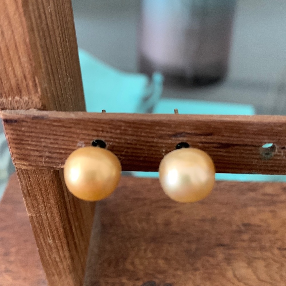 Gold pearl earrings